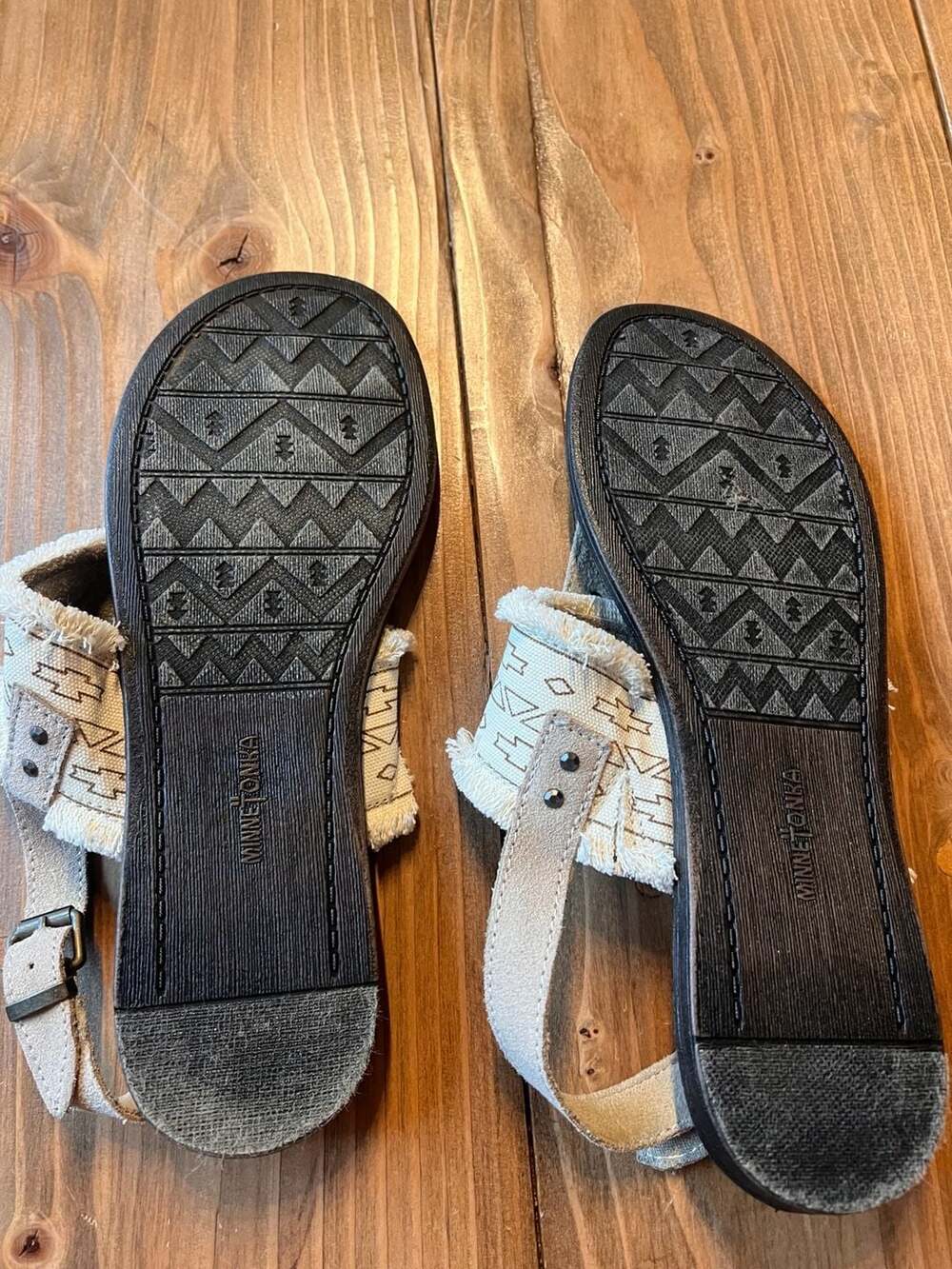 Minnetonka Women's Southwest Print Frayed Canvas Thong Sandals size 9 - Picture 5 of 5